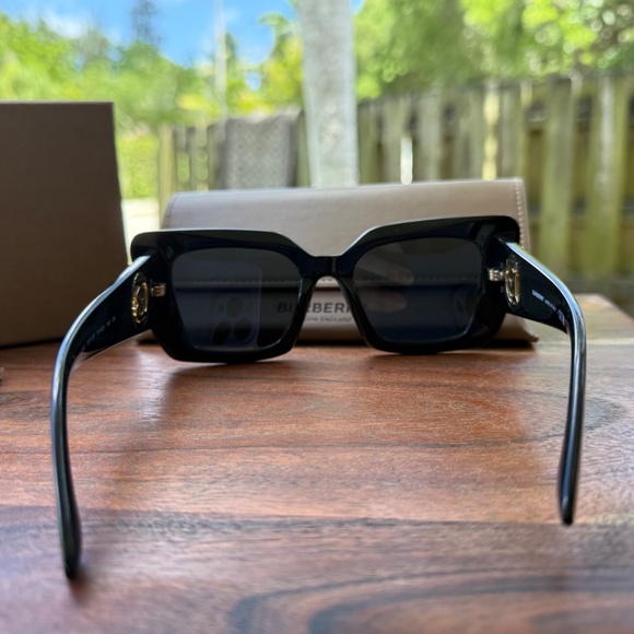 Burberry Sunglasses- brand new with packaging - Picture 5 of 6